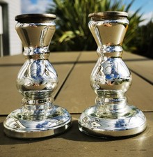 Très belle paire de bougeoirs en verre églomisé mercurisé et laiton