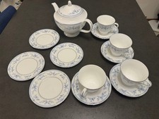 Théière, tasse et soucoupe