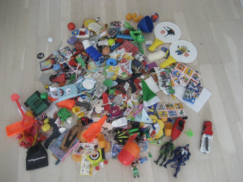Lot petits jouets - de,
