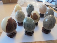 Lot de 9 œufs en pierre naturelle, poids total 2,3 kg excellent état voir photos