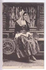 CPA  BAUD 56  -  JEUNE FILLE COSTUME COIFFE BRETAGNE MEUBLE LIT CLOS 1910  ~C14