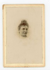 PHOTO CABINET vers 1900, une femme pose coiffure tête