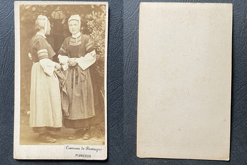 Deux femmes costume - femmes, en