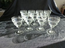 LOT DE 11 ANCIENS VERRES A EAU A PIED GRAVE DE FRISE FORME EVASEE ET ONDULEE