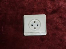 Prise 2 pôles + terre avec habillage Palace blanc modèle Chambord Legrand neuve