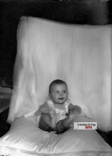 Bébé souriant assis sur - , un