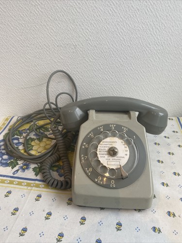 Ancien téléphone fixe - , à