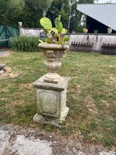 Vasque ancienne en pierre sur socle