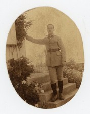 PHOTO amateur SNAPSHOT, un militaire sur une marche jardin fleur rosier