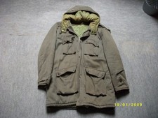 vêtements chasse: un blouson et un pantalon