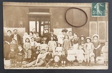 CARTE PHOTO CPA Personnages qui Posent devant devanture magasin commerce Enfants