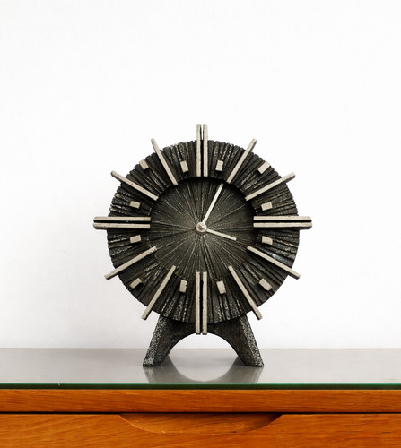 Horloge table brutaliste - de,