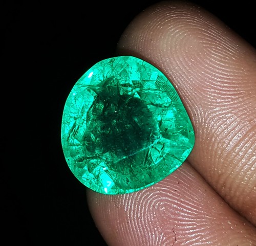 Emeraude verte naturelle - , 10,47