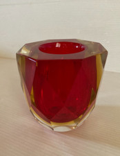 Vase rouge à facettes
