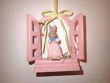 Figurine lapin style Beatrix Potter hauteur 10 cm, à poser ou à suspendre.