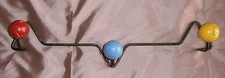 Patères porte-manteaux vintage fer forgé & 3 boule bois peintes rouge bleu jaune
