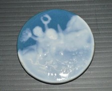 -PETITE PLAQUE RONDE BISCUIT émaillé PUTTIS ANGELOTS Blanc/Bleu déco vitrine