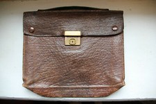 Petite serviette en cuir.