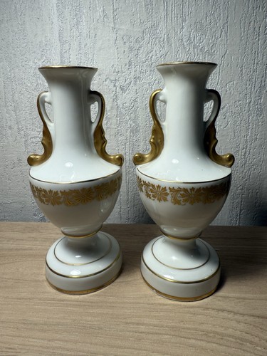 Une paire vases - une, en