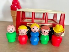 bus rouge Fisher Price de 1969 en parfait état avec ses 5 personnages