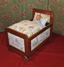 Lit de poupée en bois