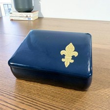 Boîte en bakélite bleu nuit – Fleur de lys dorée, coffret vintage circa 1950