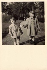 ANCIENNE PHOTOGRAPHIE DUO D'ENFANTS DANS UN PARC