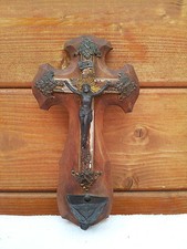 Ancien trés beau crucifix et bénitier en métal, art religieux.
