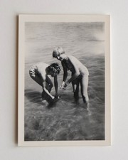 Deux jeunes femmes mer eau