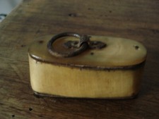 Boite mouches à priser - à,