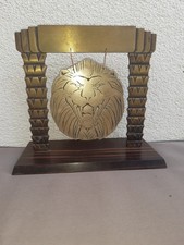 Gong décoratif ancien – tête de lion en laiton sur structure bois