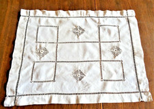 Napperon brodé de jours et de