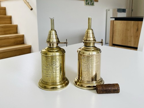 Deux anciennes lampes - , de
