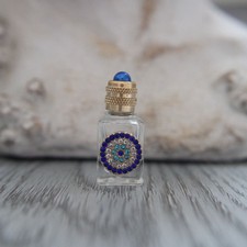3.6 cm de haut, miniature de parfum vide, bouteille en verre décor rosace strass
