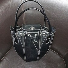 Sac seau noir surpiqué avec deux anses et une  sangle