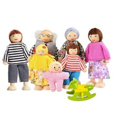 Famille De Poupées en Bois