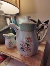 Théière Et Son Pot À Lait