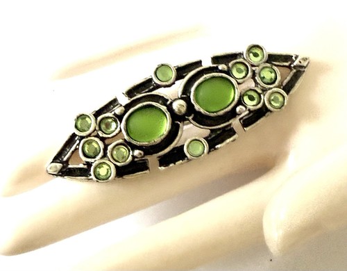 Broche entre guillemets - entre,