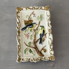 Petite plaque décorative en porcelaine biscuit peinte décor d'oiseaux ~12x7.5cm