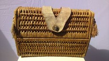 Old wicker bag. Ancien sac en osier