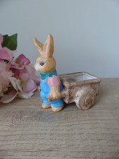 Figurine lapin jardinier, planteur, lapin avec charrette décoration collection
