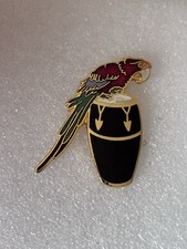 Pin’s Conga Instrument De musique Reggae Percussion Parrot Perroquet Signé Tablo