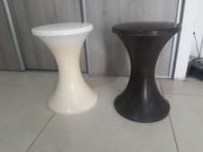 LOT DE 2 TABOURETS TAM TAM MARQUE STAMP   1 blanc et 1 chocolat 