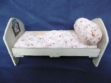 PETIT LIT ANCIEN DE POUPEE EN