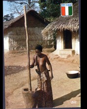 VILLAGE prés d'ABIDJAN (COTE D'IVOIRE) ETHNIQUE / FEMME Pileuse vers 1970