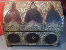 COFFRET style néo gothique XIX bois BESTIAIRE MEDIEVAL CUIR LAITON repoussés