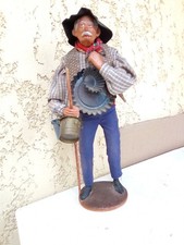 1 santon ancien habillé  signé Jouglas  " le vendeur d'accessoires   "