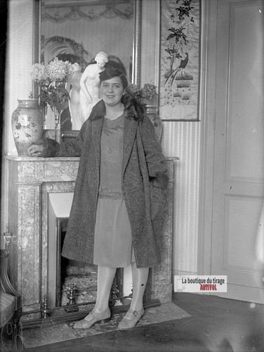 Jeune femme devant une