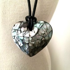 COLLIER COEUR GRIS NACRE