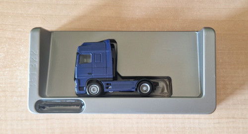 Tracteur routier neutre bleu